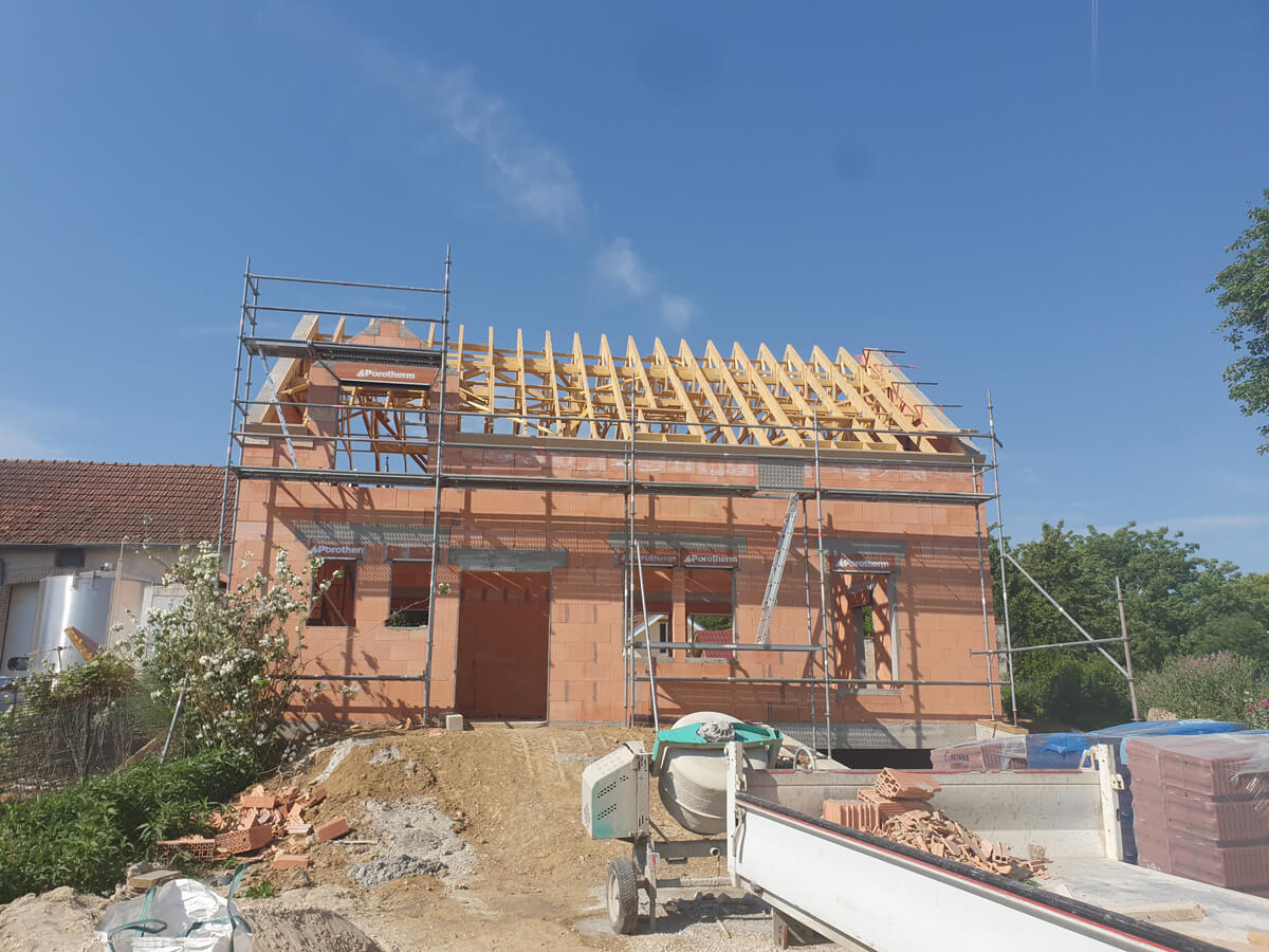 Construction-brique—Pose-corniche