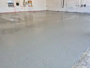 Dallage en béton armé dans un hangar