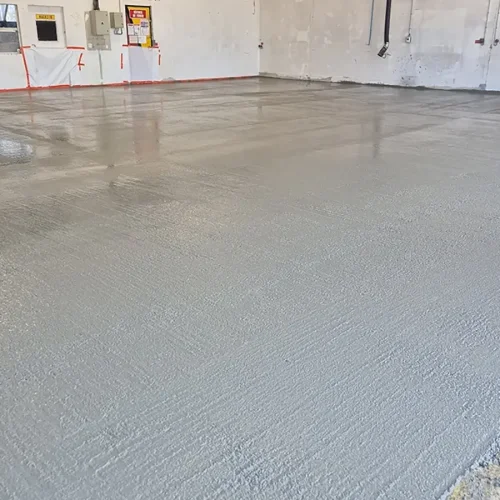 Dallage en béton armé dans un hangar