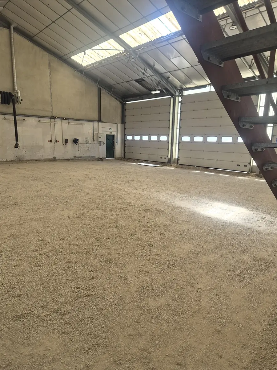 Dallage béton armé dans un hangar