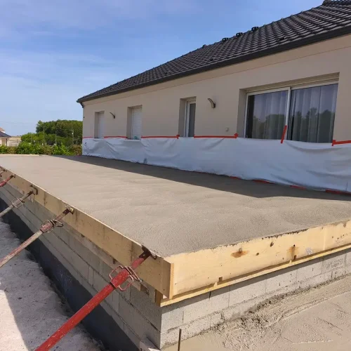 Création d’une terrasse surélevée pour aménager un terrain en pente