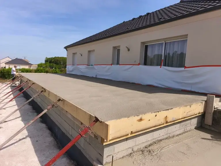 Lire la suite à propos de l’article Création d’une terrasse surélevée pour aménager un terrain en pente