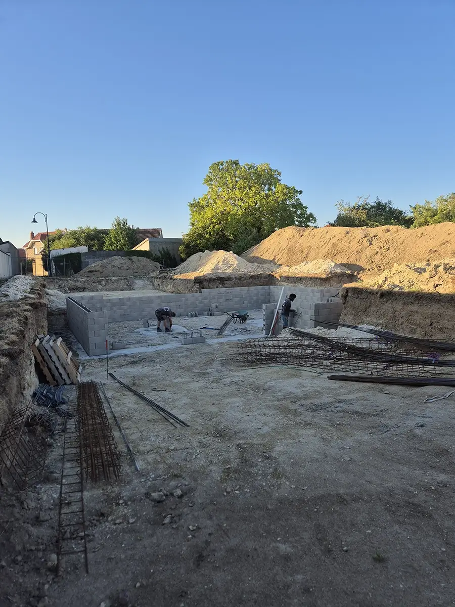 fondations et murs du sous-sol en parpaings banchés