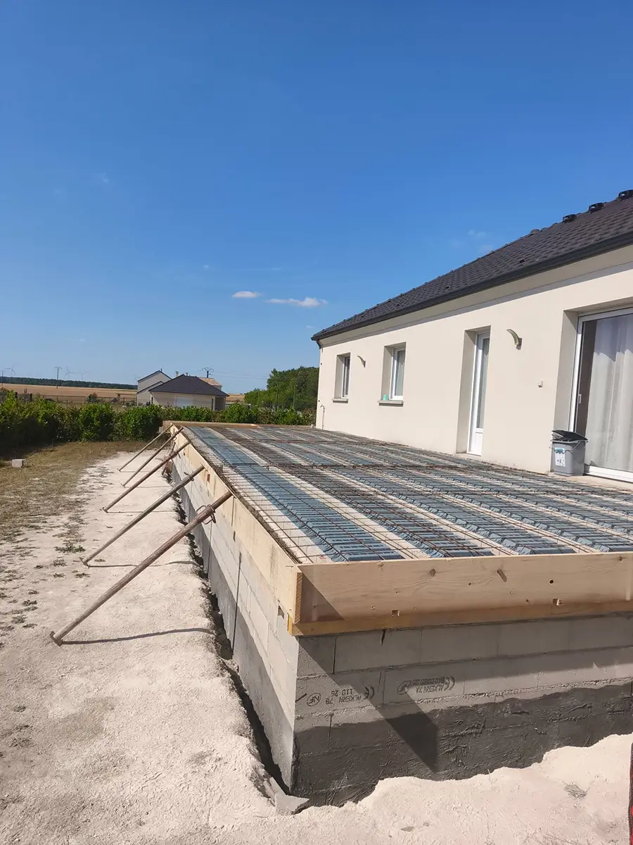 terrasse surélevée pour aménager un terrain en pente